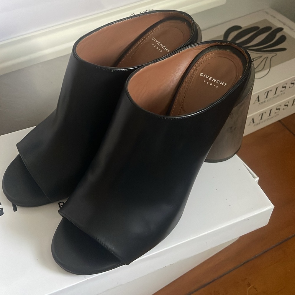 Givenchy Mule Sandal in black size 8